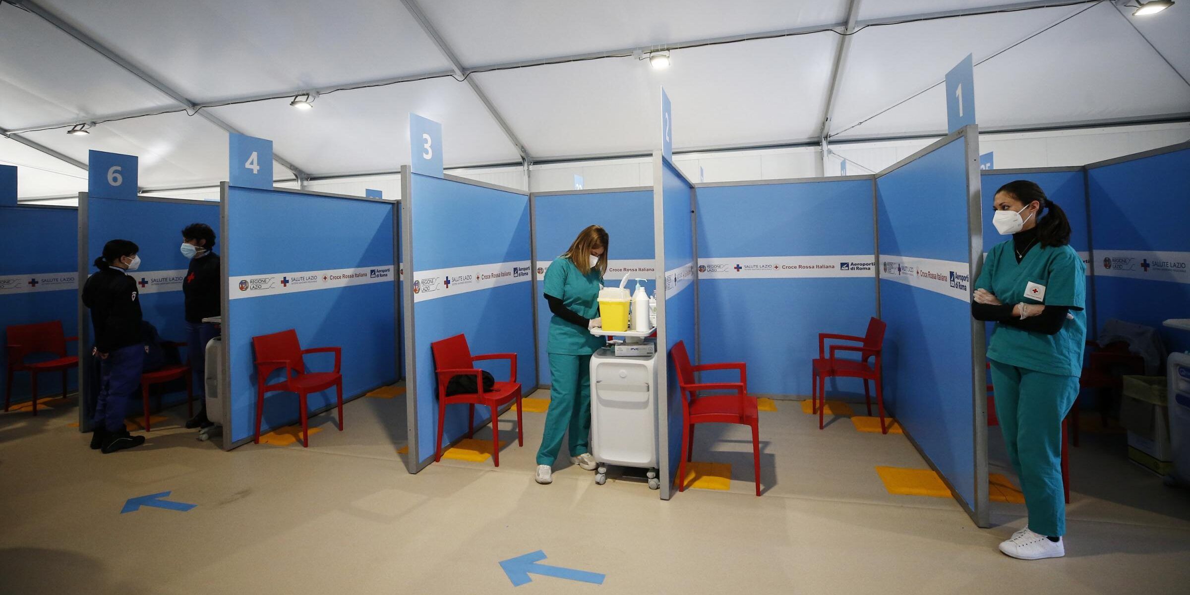 Speranza: «La prima dose a oltre il 70% delle persone vaccinabili»