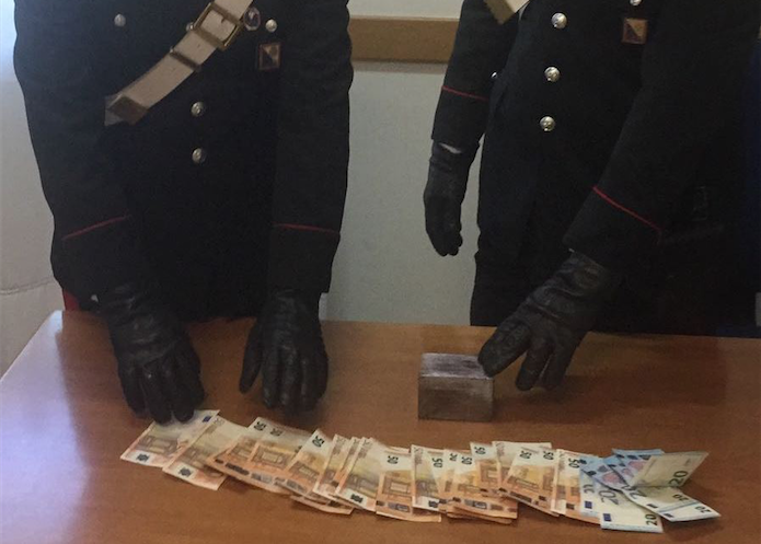 Aveva mezzo chilo di hashish in auto, in manette 54enne