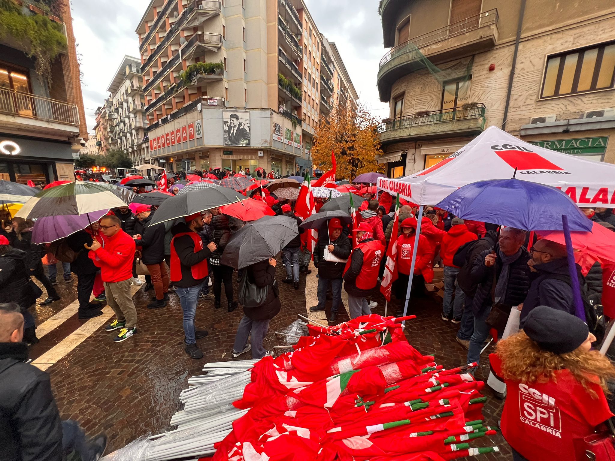 Al via la manifestazione della Cgil e della Uil a Cosenza, attese migliaia di persone