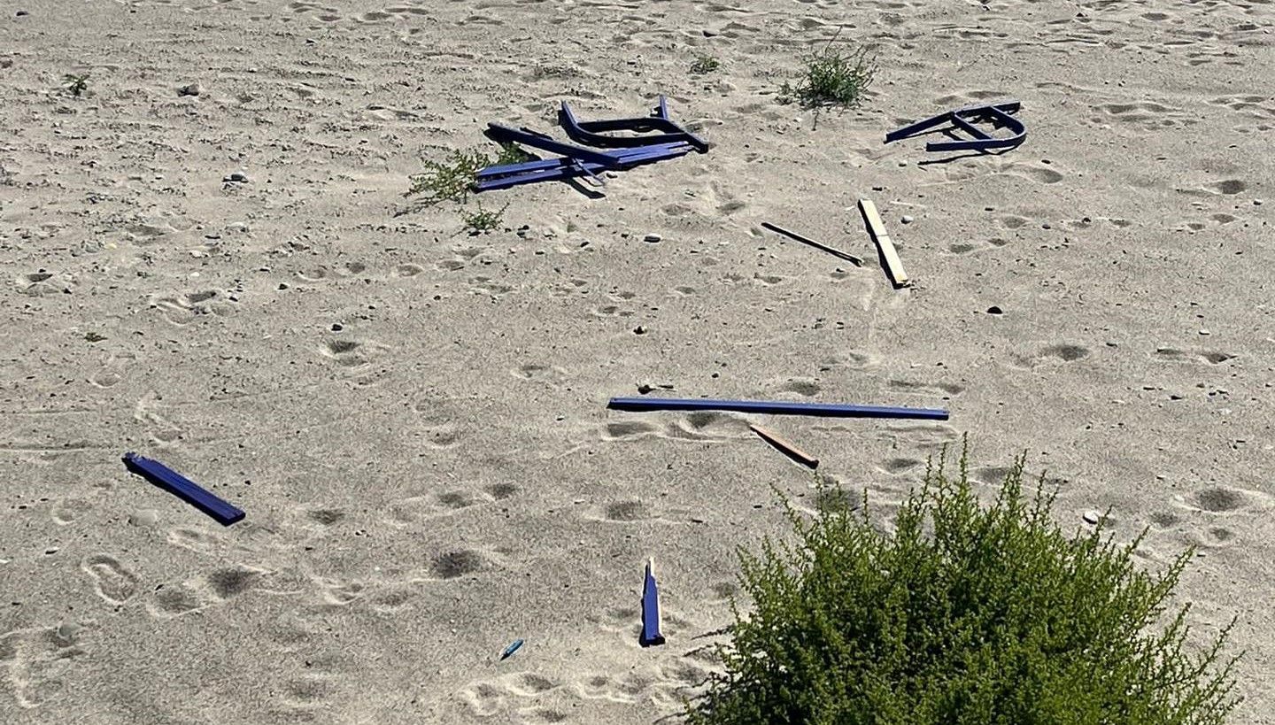 Siderno, fatta a pezzi e lanciata in spiaggia la panchina simbolo della lotta alla fibromialgia – FOTO