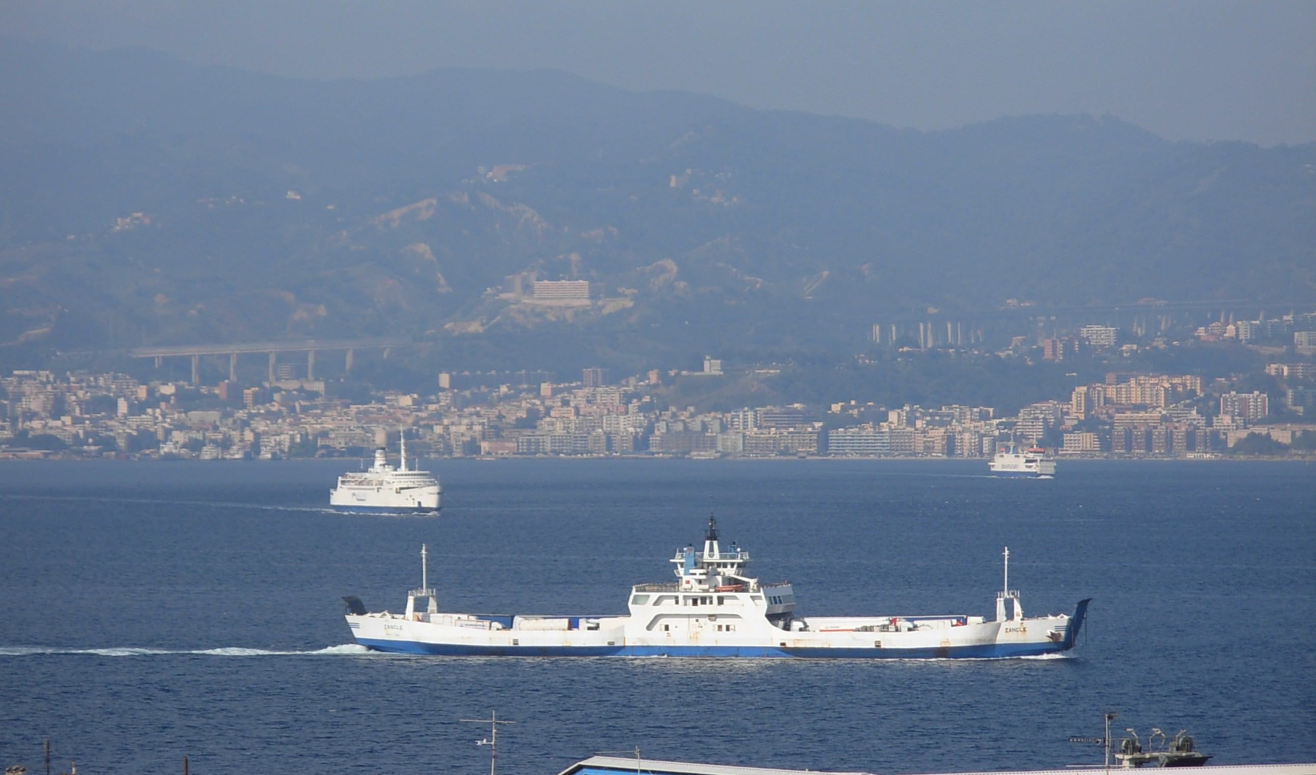 «Sullo Stretto tutti pagheranno il pedaggio auto sui traghetti»