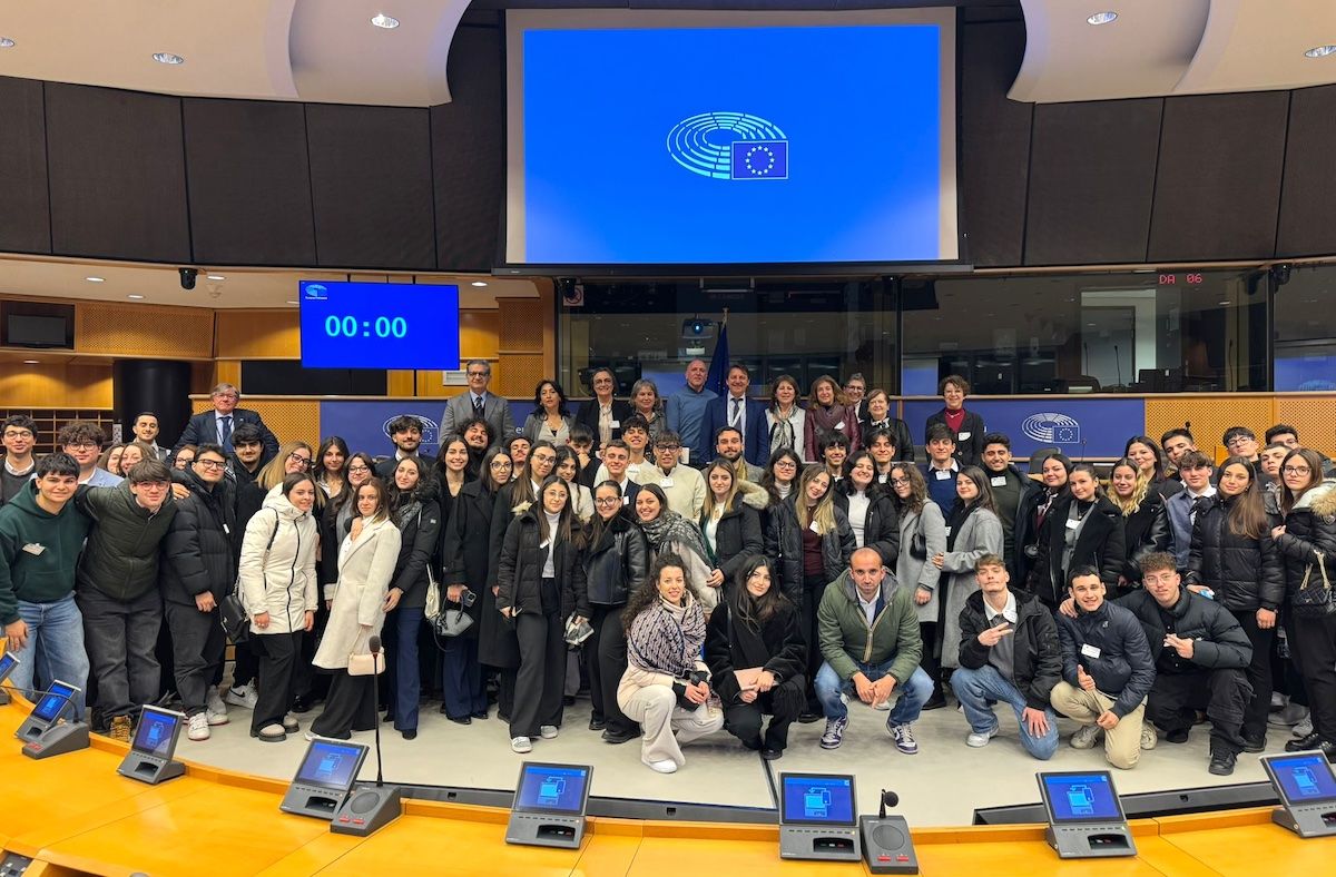 Parlamento Ue, Tridico (M5S) parla di Europa e giovani a numerosi studenti del Sud