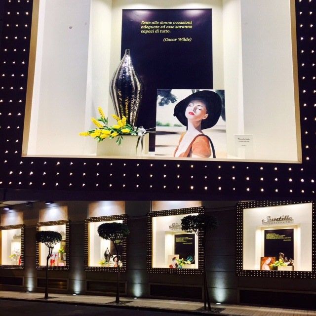 L'arte in vetrina per celebrare le donne