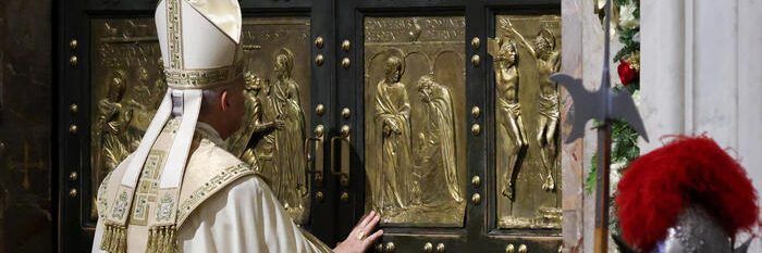 Il Papa chiude la porta santa, termina il Giubileo