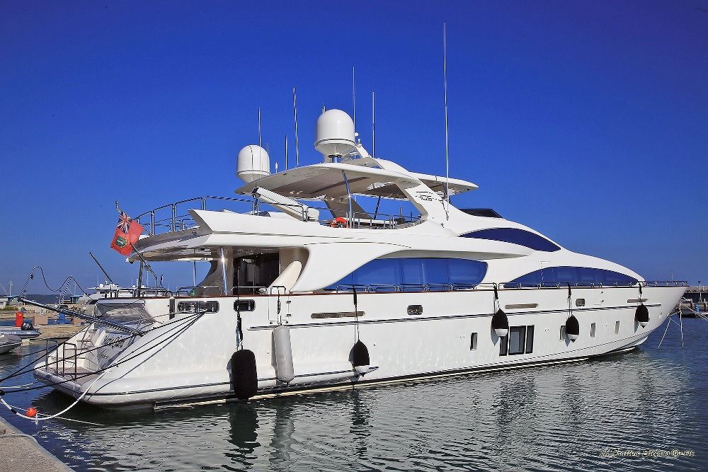 Yacht “fantasma”  scoperto dalle fiamme gialle nel Cosentino