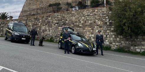 In viaggio con eroina sulla SS106, arrestato corriere della droga