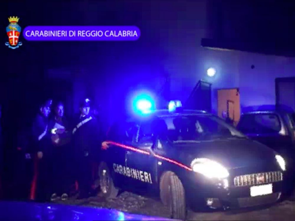 "SIPARIO" | Clan Iamonte, manette per 12 persone