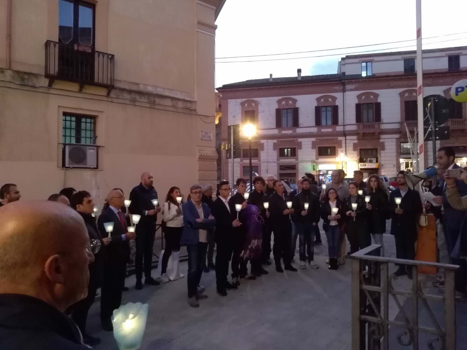 Agenti uccisi a Trieste, fiaccolata davanti alla Questura di Catanzaro