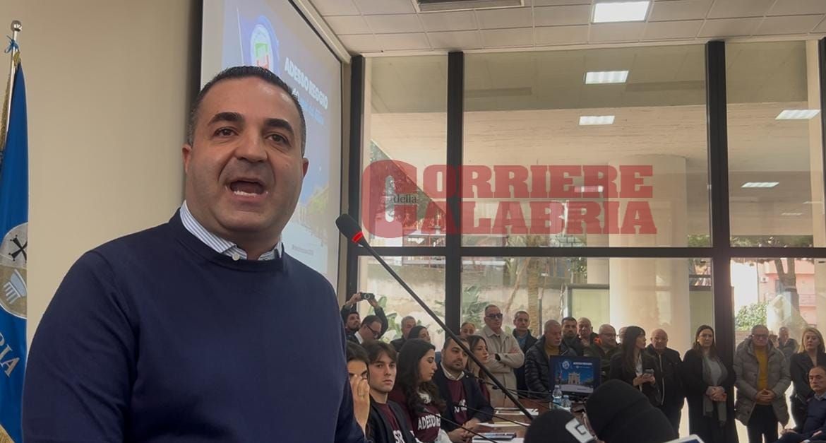 Medici 72enni in corsia, approvato emendamento Cannizzaro. «Tamponiamo un’emorragia»