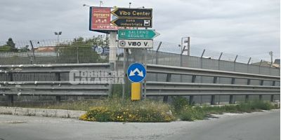 Emergenza criminalità nel Vibonese, spari contro l’auto di un parrucchiere. Bottiglia incendiaria a una ditta ad Arena