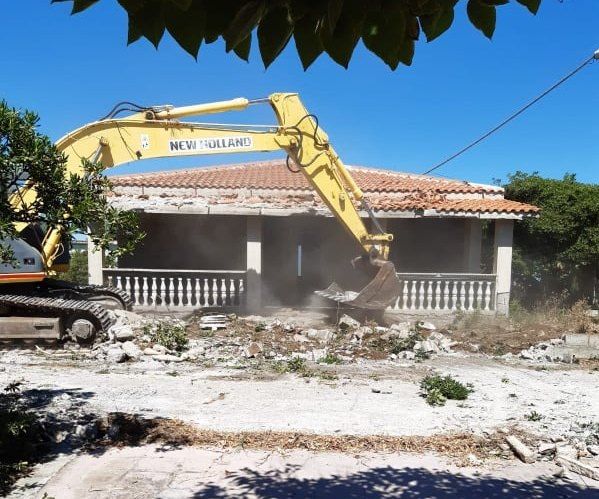 'Ndrangheta, abbattute dopo più di 30 anni le ville abusive dei Grande Aracri