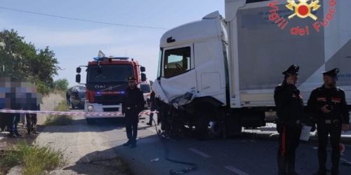 Scontro tra un'auto e un camion sulla 106 nel Catanzarese, un morto