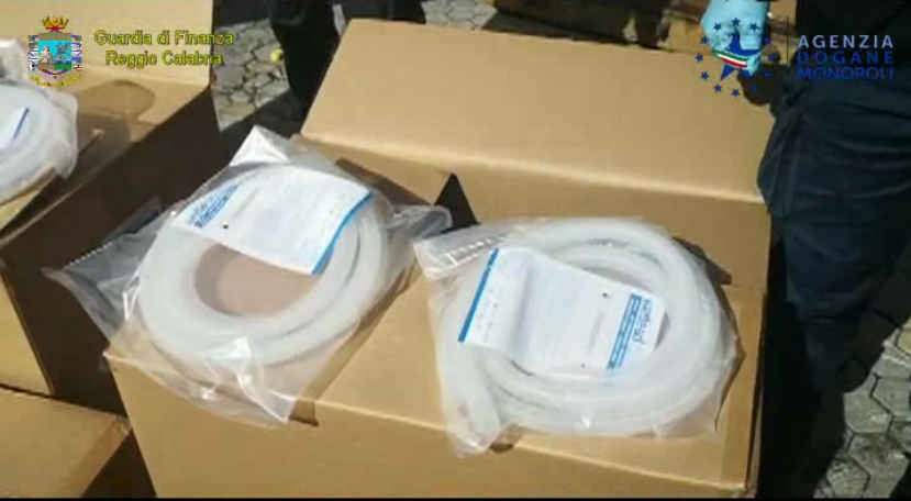 Coronavirus, requisite a Gioia Tauro 19 tonnellate di materiale medico – VIDEO