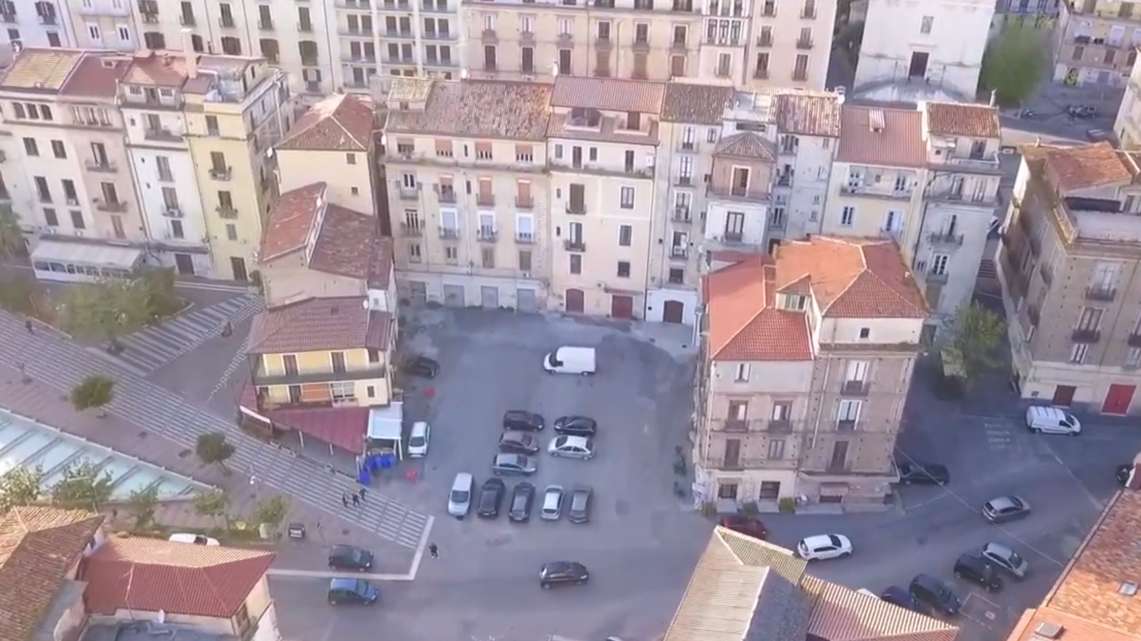 Il magazzino in via Torre centro dello spaccio a Lamezia. «Ce n’è a volontà»