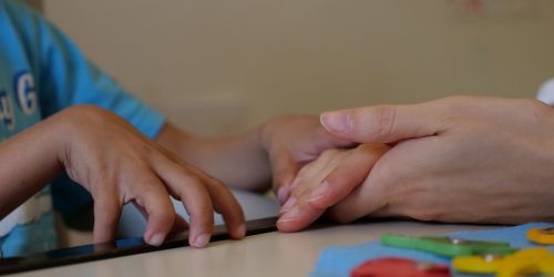 Il bimbo affetto da paralisi infantile che nessuno "riesce" ad aiutare