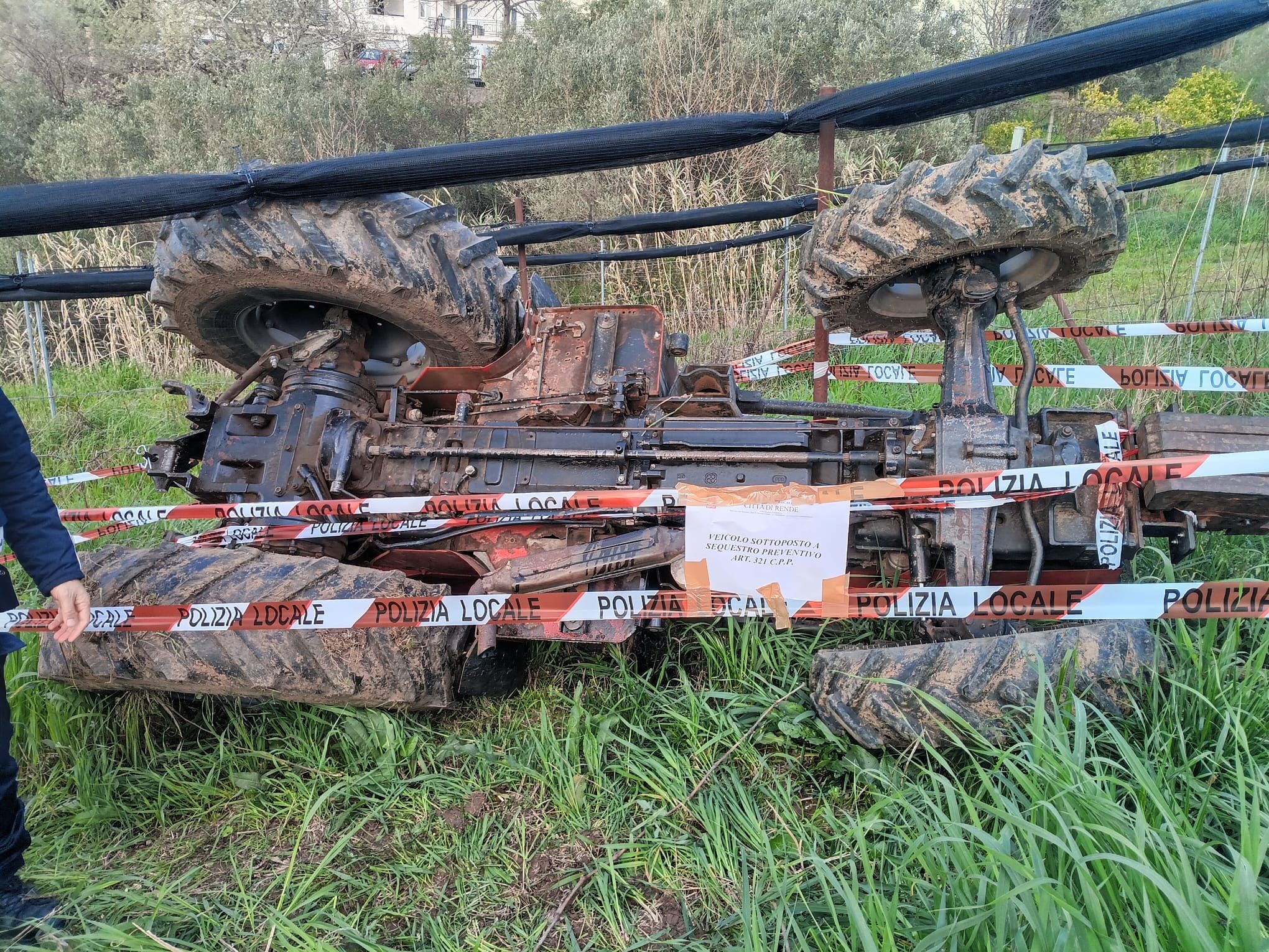 Si ribalta un trattore a Rende, ferito ricoverato in gravi condizioni