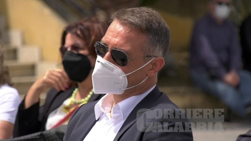 Vibo, l’incendio nel cantiere e l’ombra delle “nuove leve”. Falvo: «Sarà un’estate impegnativa» – VIDEO