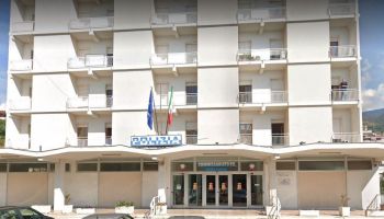 Paola, tenta di fuggire in auto: trovato con cocaina e 1.550 euro. Arrestato 35enne