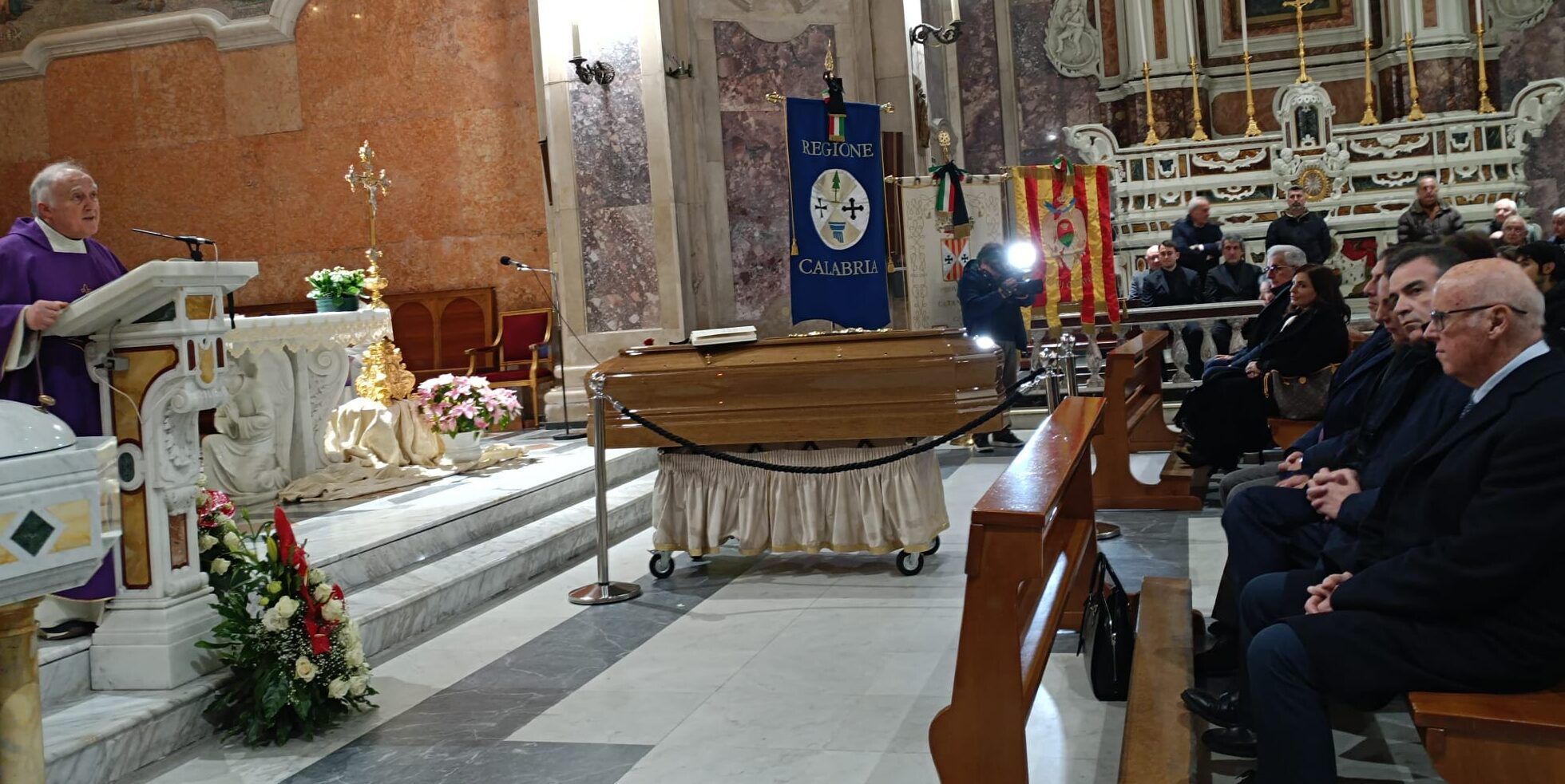 L’ultimo saluto a Chiaravalloti: «Buon viaggio nonno Peppino, la tua fiamma non si spegnerà»