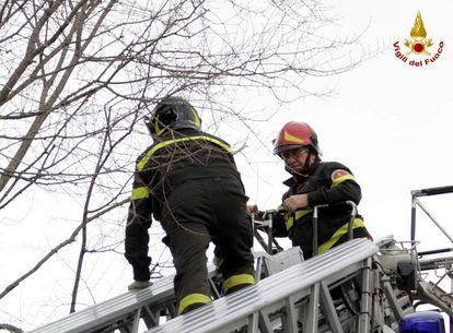 Cade in una scarpata e finisce in un rogo, muore un operaio