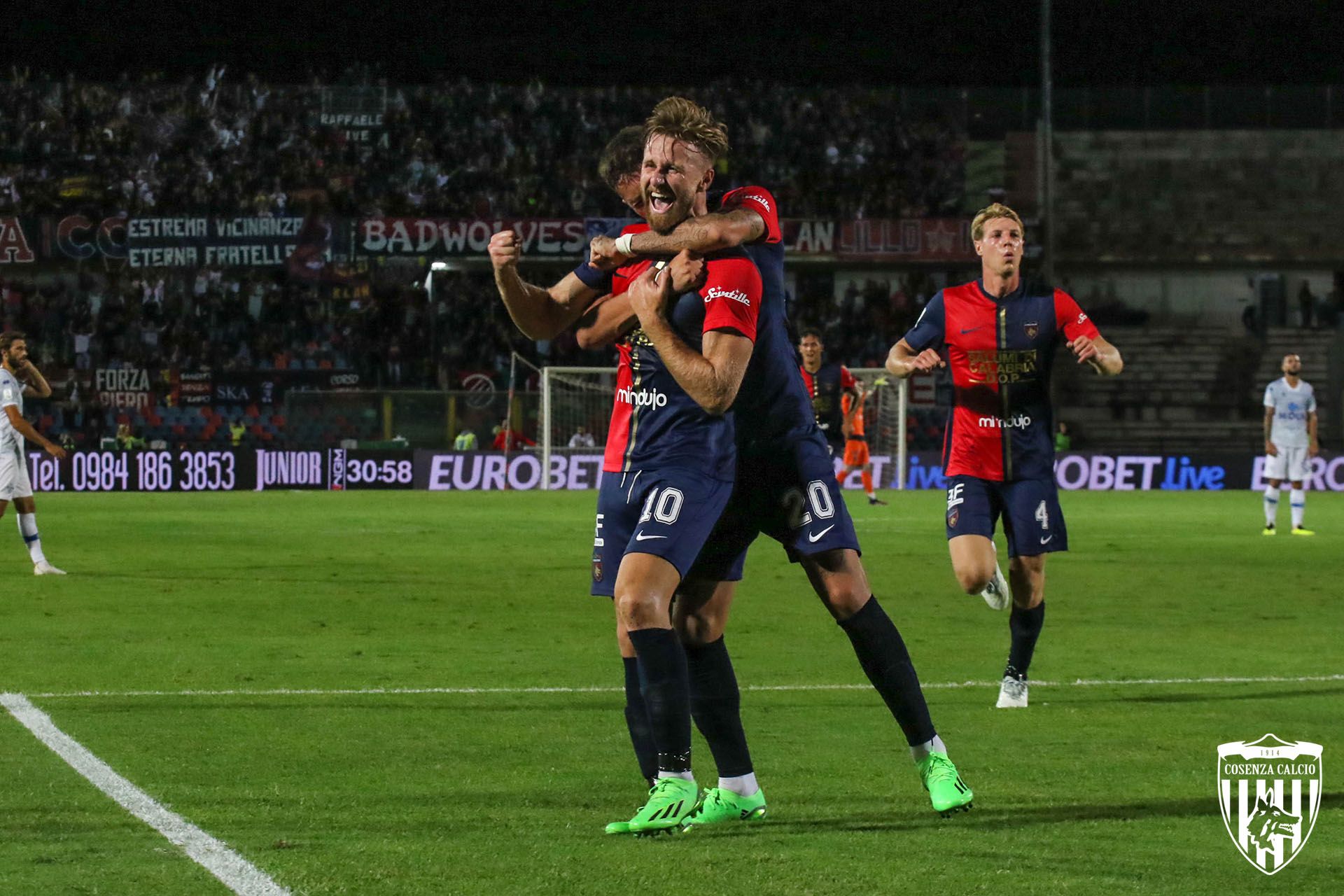 Il Cosenza torna alla vittoria (3-1 al Como): prova autoritaria dei lupi