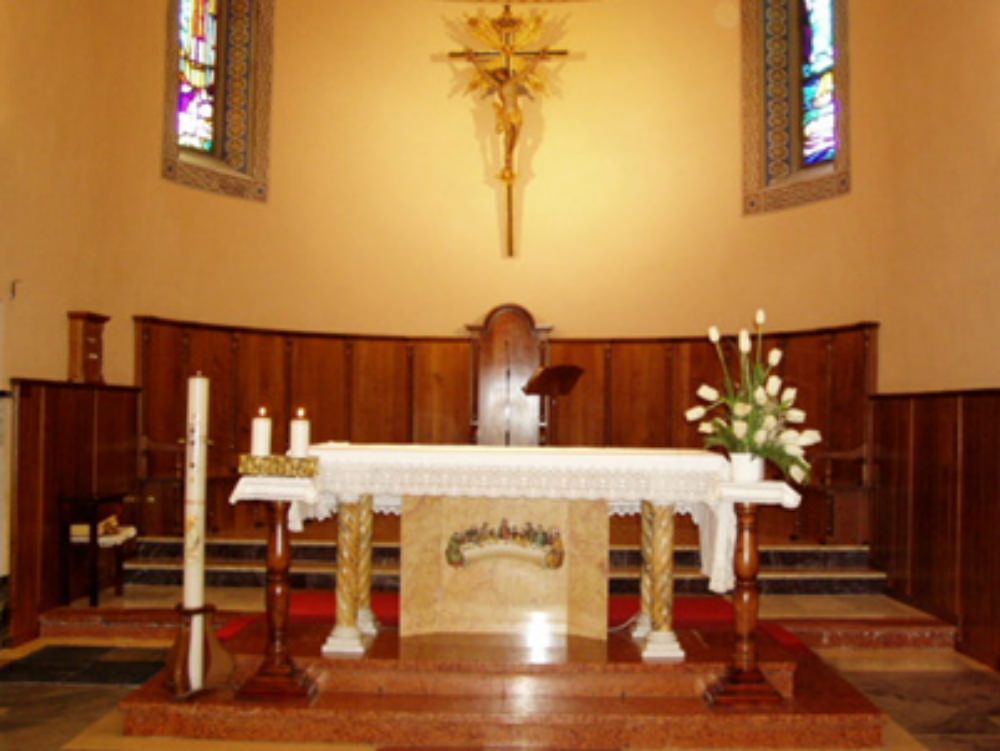 L`arcivescovo vieta le condoglianze in chiesa