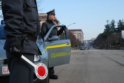 Hashish nell’intercapedine dell’auto, in manette corriere della droga