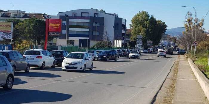 «Esasperati dai ritardi». Auto in coda e ore di attesa per i tamponi a Catanzaro e Lamezia – VIDEO