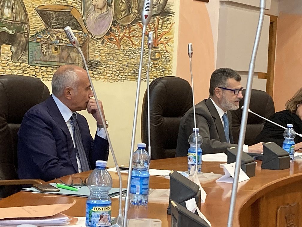 Cosenza, ok al Bilancio consolidato. La minoranza lascia l’aula, è scontro