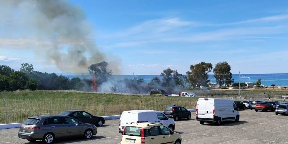 Ennesimo incidente sulla Statale 106 Jonica nel tratto cosentino, un ferito grave e traffico in tilt