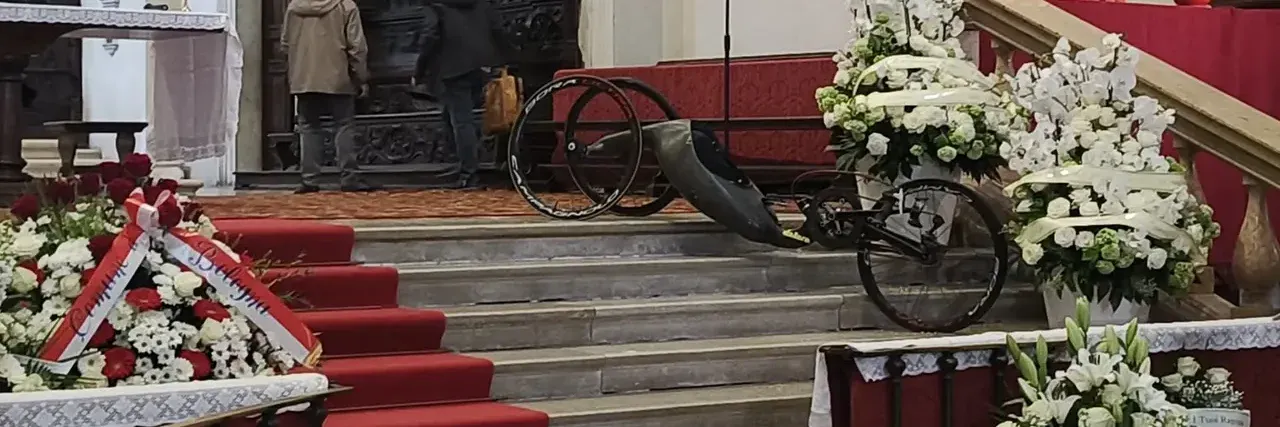 Duemila persone in chiesa per il funerale di Alex Zanardi