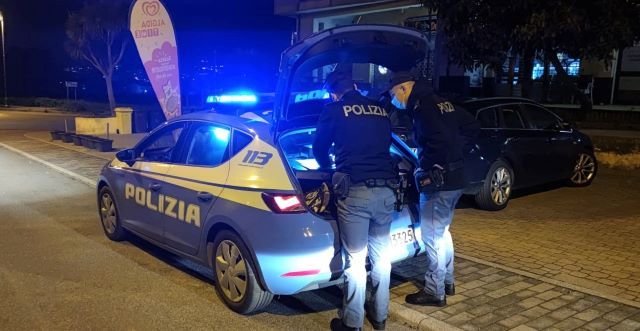 Vibo, sorpreso in auto con un fucile, un coltello e munizioni: arrestato