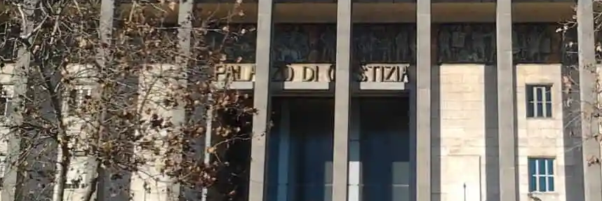 Giovane muore cadendo dal tetto di un centro commerciale