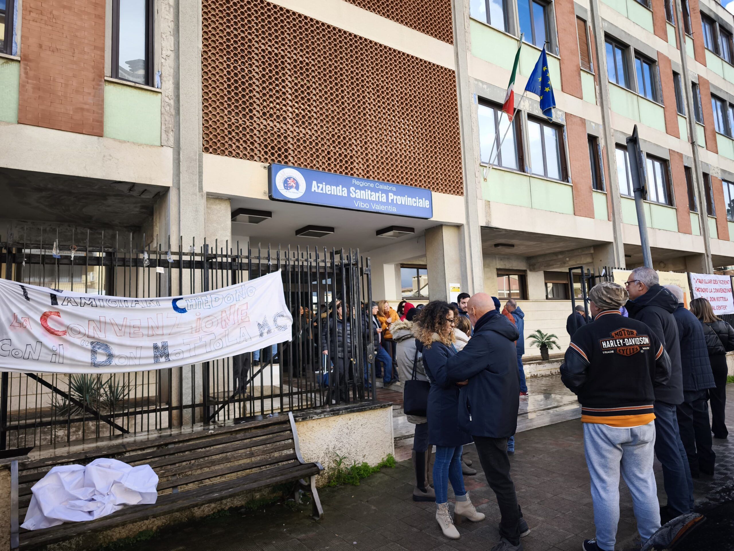 Sanità, la crisi del Don Mottola e l’appello dei familiari dei pazienti: «Se chiude per noi è la fine» – FOTO