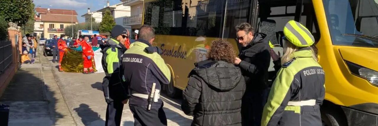 Investito da uno scuolabus nel Fermano, muore bimbo