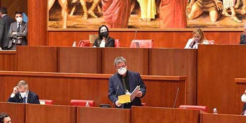 Il centrosinistra “strappa” il dibattito sulla sanità. E Spirlì perde il controllo delle parole