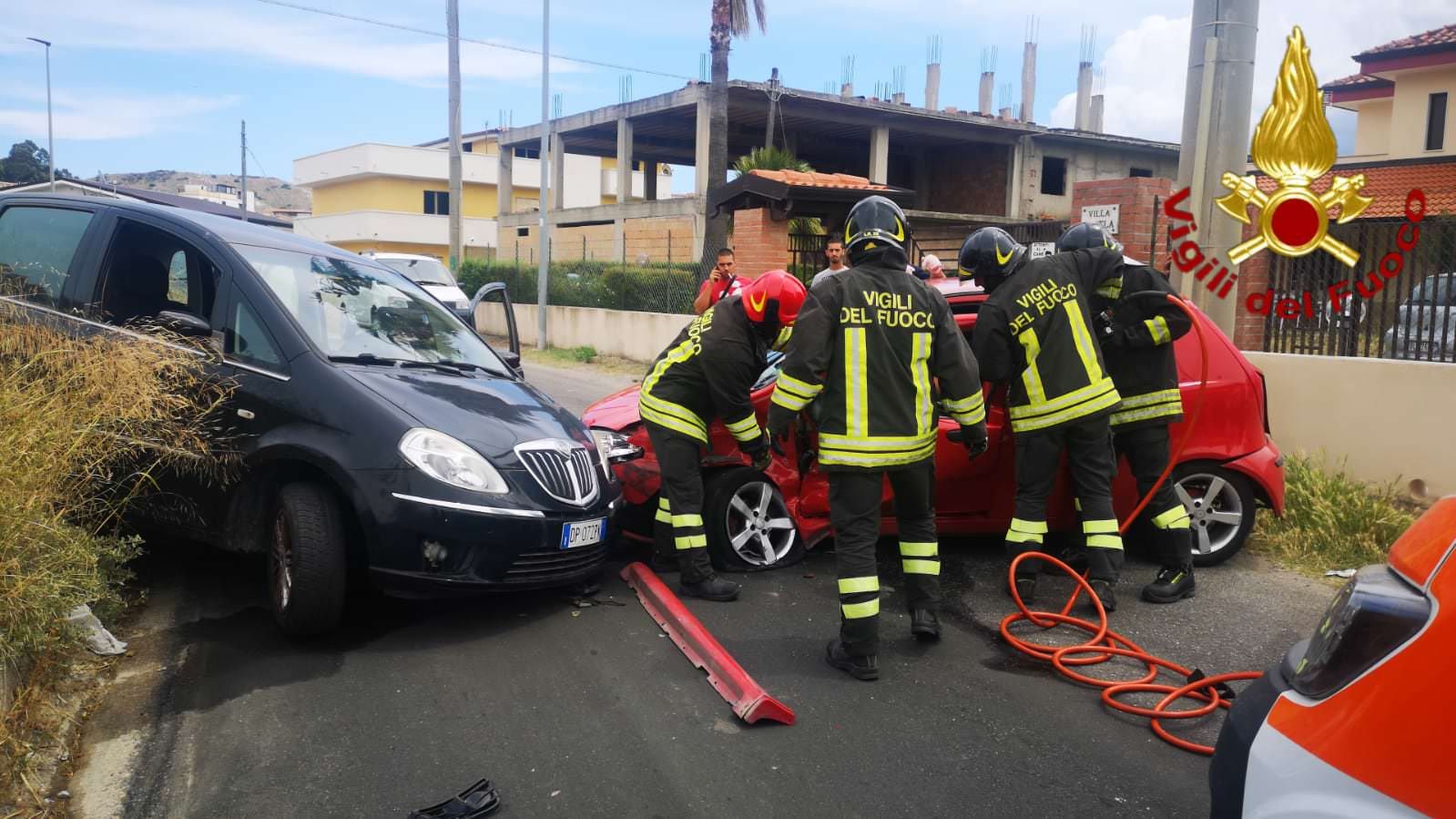 Crotone, incastrato dopo un incidente viene estratto dai vigili del fuoco