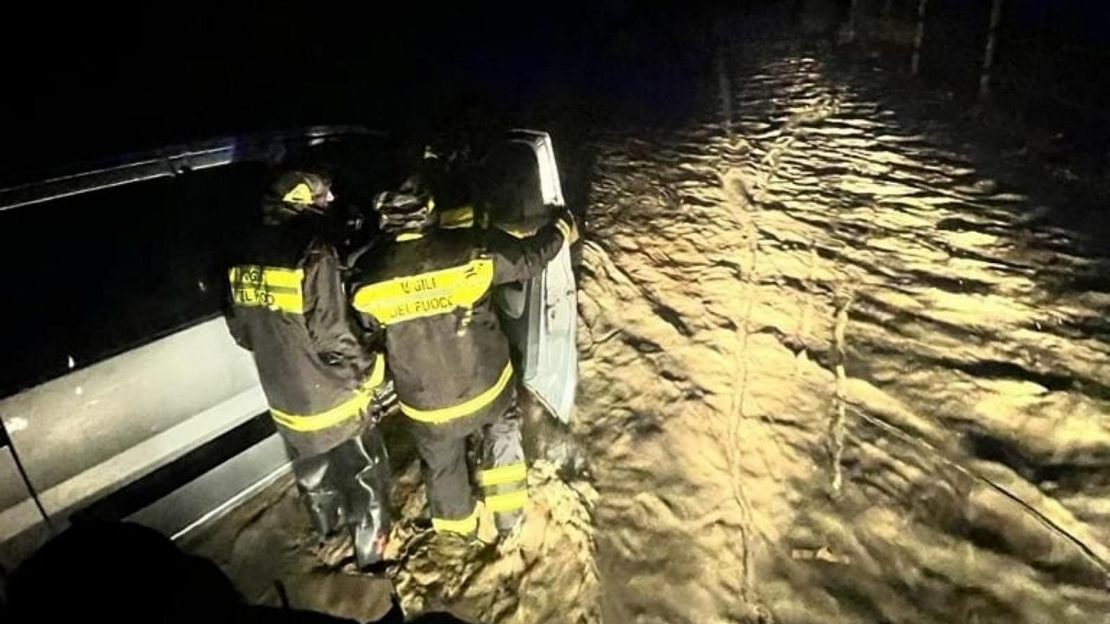 Esonda il Tacina, allagate case a Cutro. Soccorse 13 persone – VIDEO