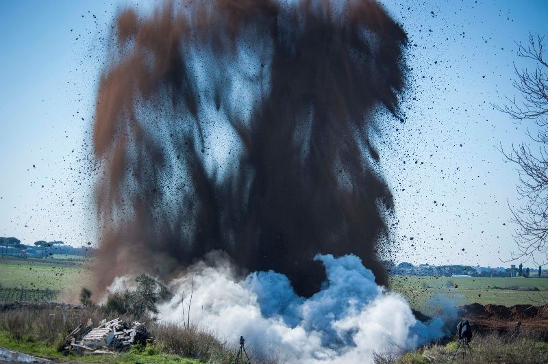 Crotone, ordigno fatto brillare dagli artificieri