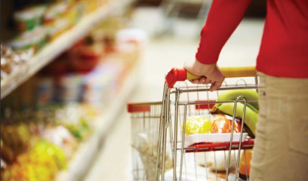 Ruba cibo in un supermarket per necessità, i carabinieri pagano il conto