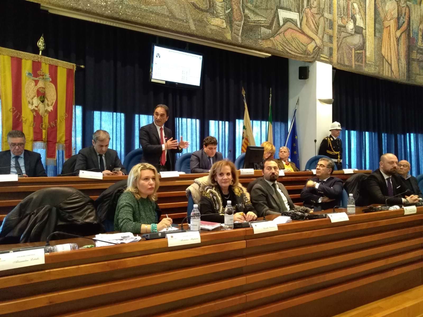 Catanzaro, il consiglio comunale si “surriscalda” su Giovino