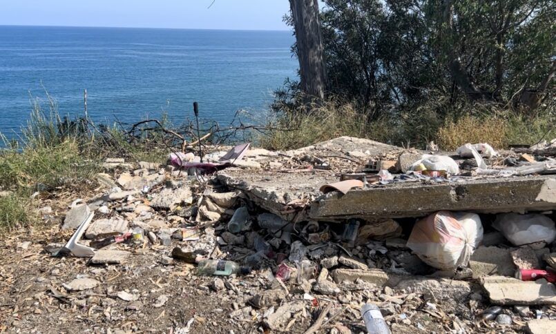 La Scogliera di Africo deturpata dai rifiuti sarà bonificata. Modaffari: «Impegno comune con il sindaco di Bianco»