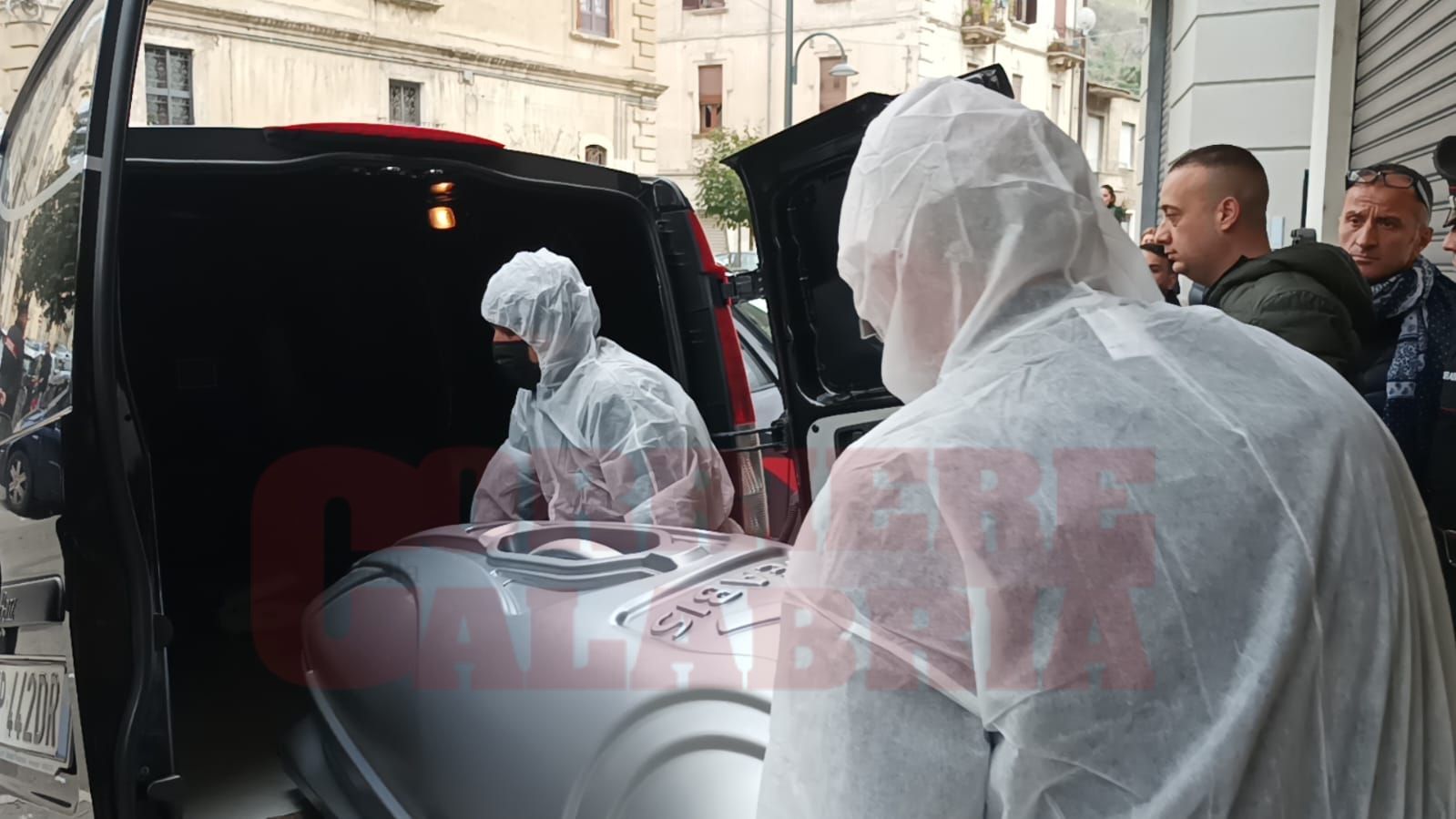 Omicidio a Cosenza, il mistero del portafoglio «non trovato» e degli sms inviati