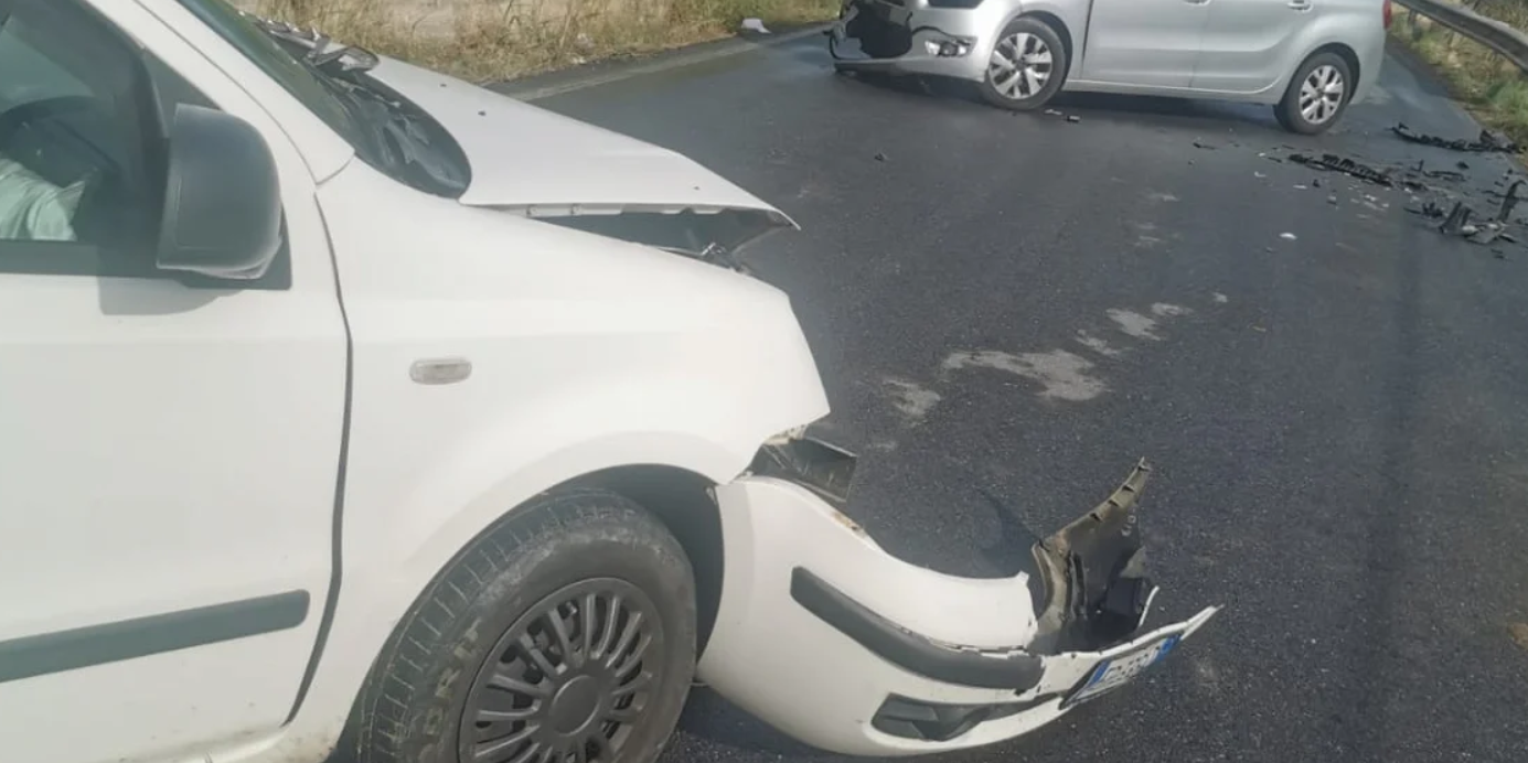 Incidente stradale a Cassano allo Jonio, due persone ferite