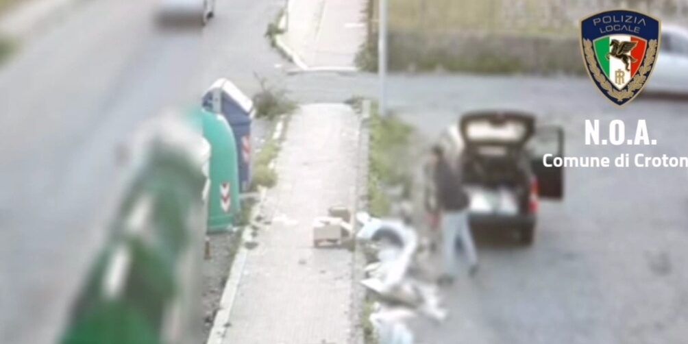 Le videocamere lo sorprendono mentre abbandona inerti nel centro di Crotone, sanzionato