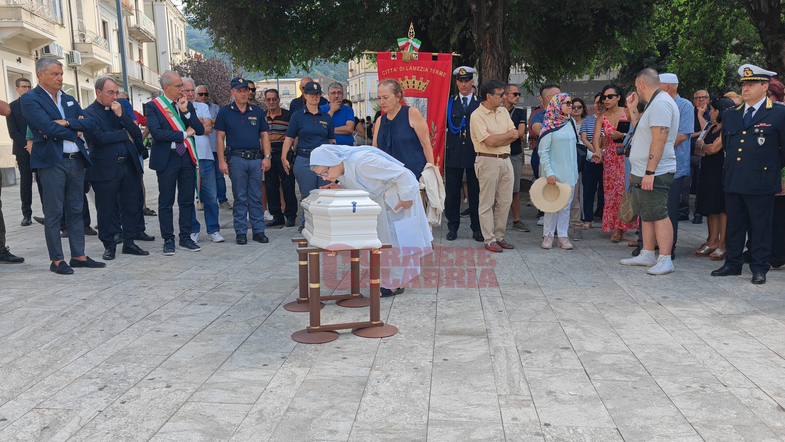 Lamezia si ritrova per il piccolo Anàs morto in mare. «Vittima di un mondo di egoismo e di squilibrio» – FOTO E VIDEO
