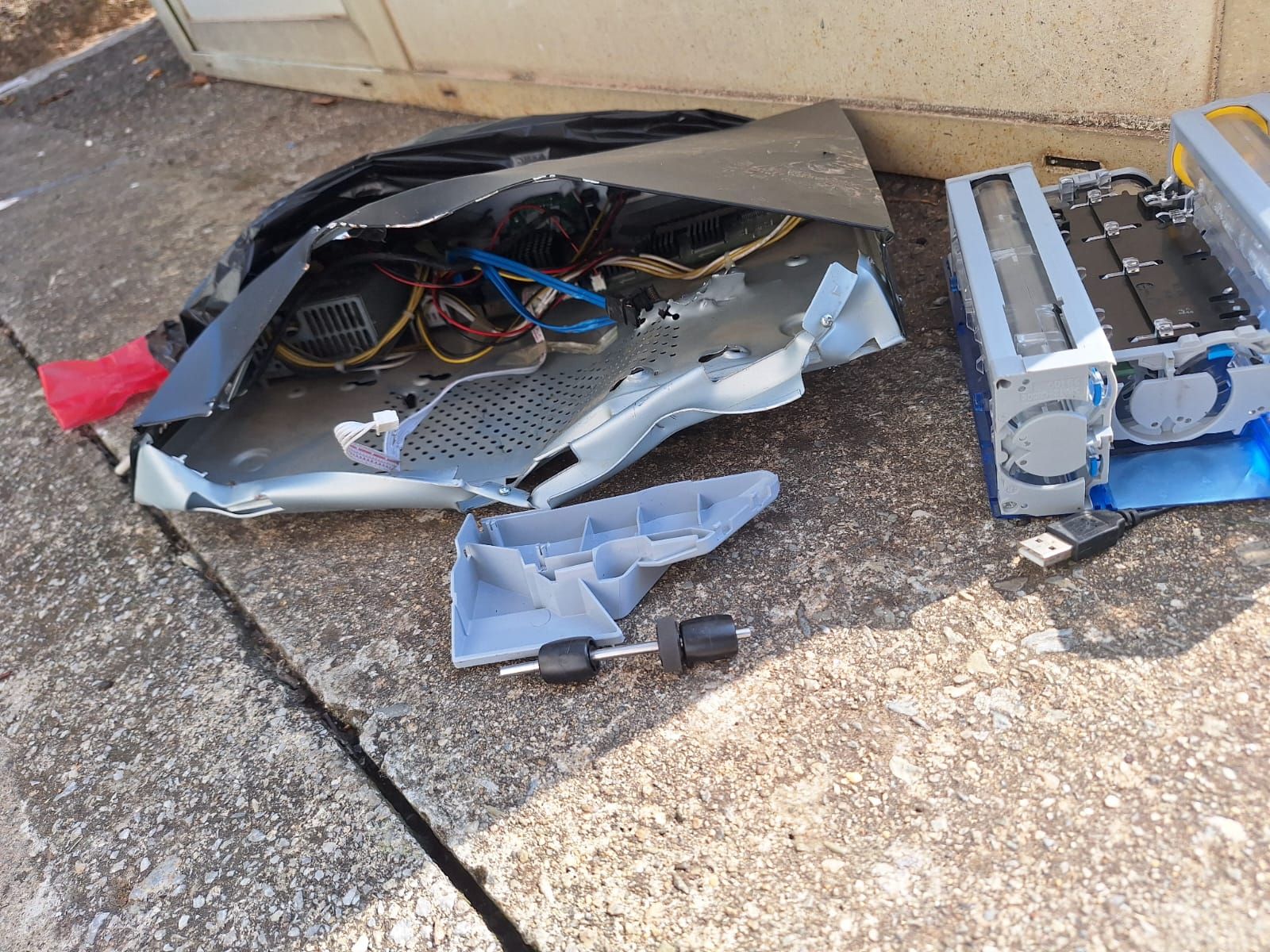 Lamezia, furti e danneggiamenti alla cooperativa sociale “Ciarapanì”: danni per 45mila euro – FOTO