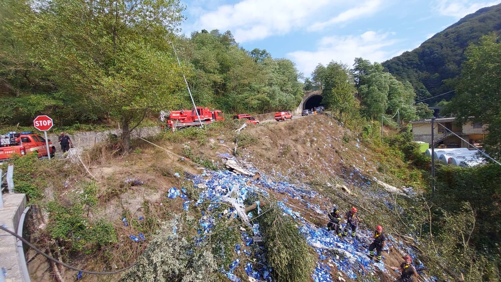 Mezzo pesante precipita in una scarpata, morto il conducente – FOTO E VIDEO