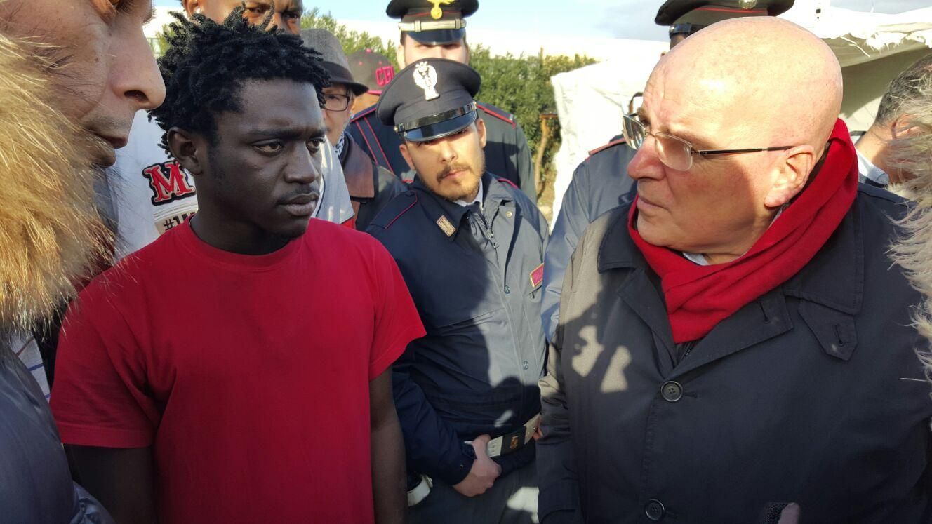 Oliverio alla tendopoli di San Ferdinando. I migranti: «Abbiamo paura»