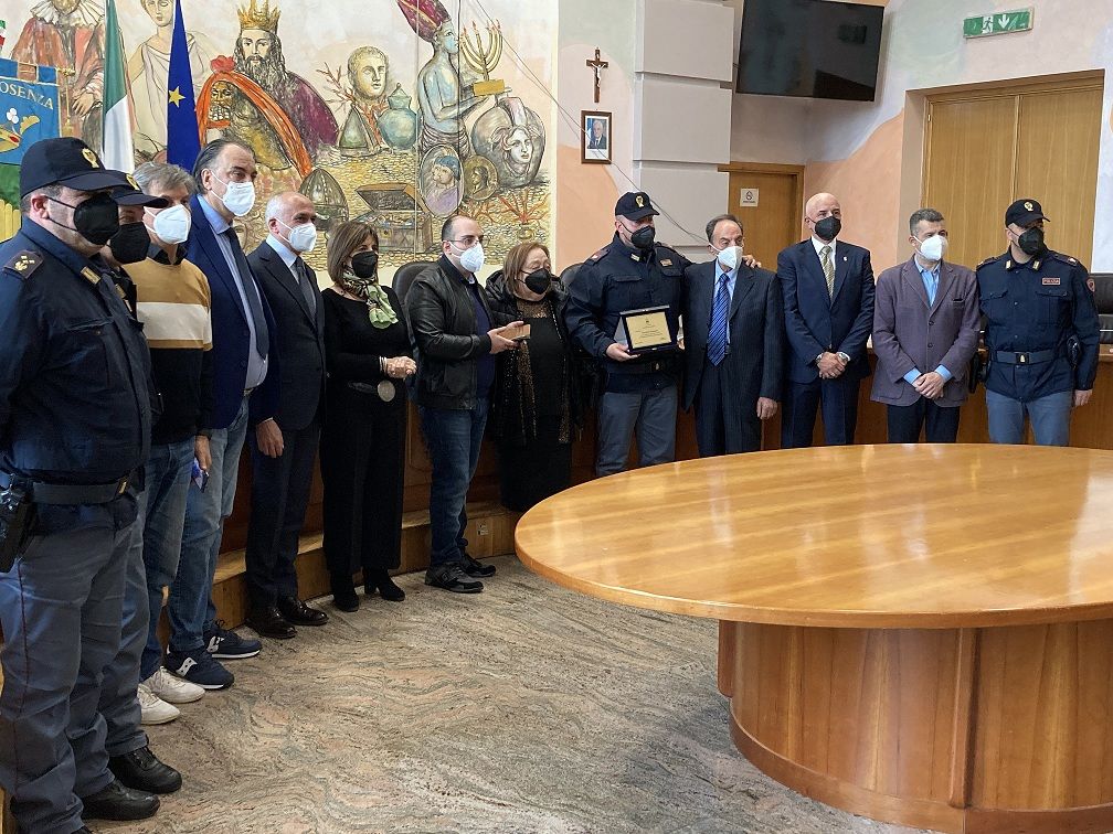 Cosenza, il Comune premia rappresentanti della Polizia di Stato